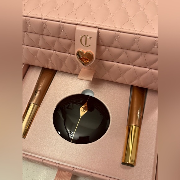 PILLOW TALK DREAMS COME TRUE
LIMITED EDITION MAKEUP KIT - Picture 4 of 9